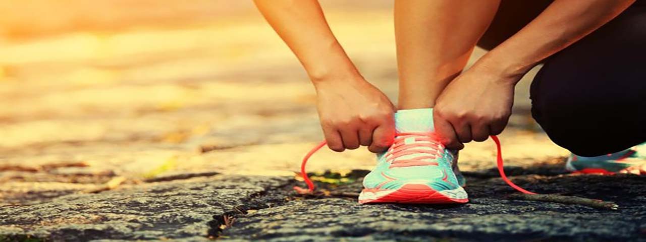 imagen persona atándose la zapatilla