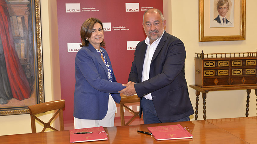Firma del convenio marco de colaboración entre la UCLM y Repsol.