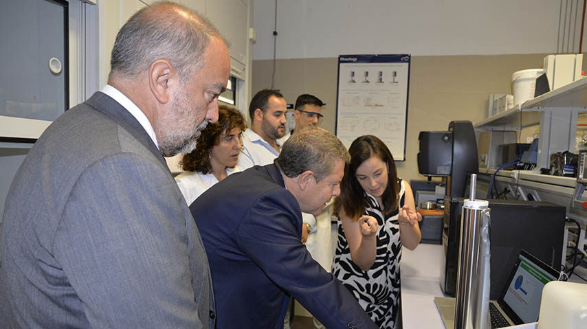 El rector y el presidente regional visitan el IRICA para conocer el proyecto de materiales avanzados.