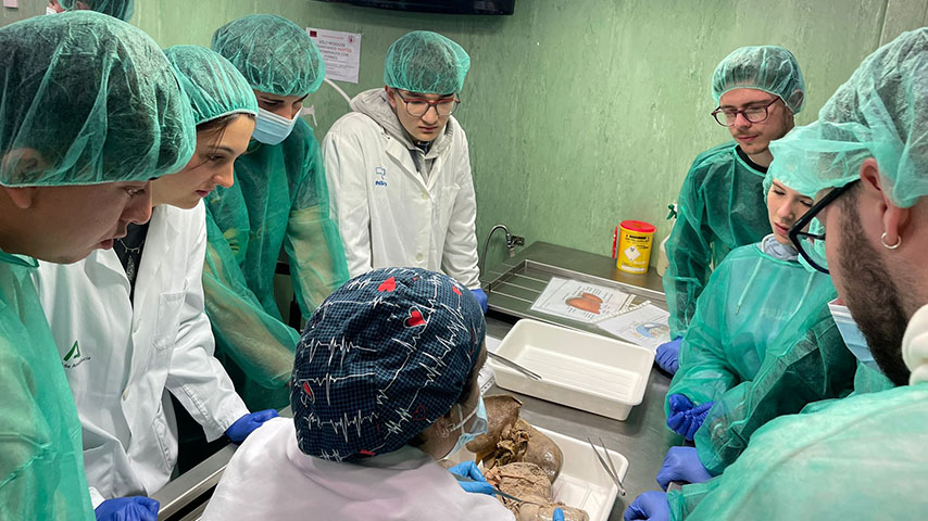 Estudiantes de Enfermería hacen prácticas en la Facultad de Medicina