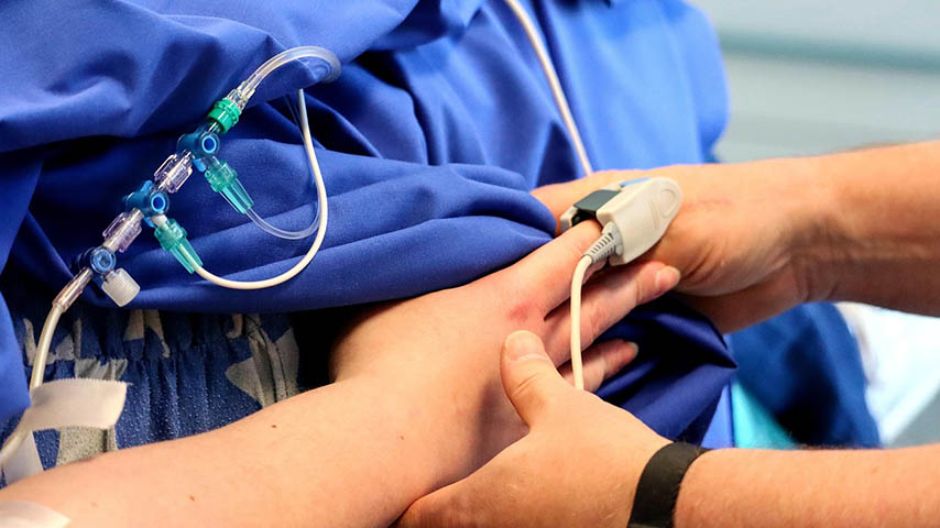 Imagen de apoyo a un texto informativo sobre un estudio que respalda la administración de sedación en endoscopias por parte del personal enfermero.
