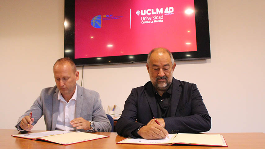 Firma del convenio entre la UCLM y la Federación de Baloncesto de Castilla-La Mancha.