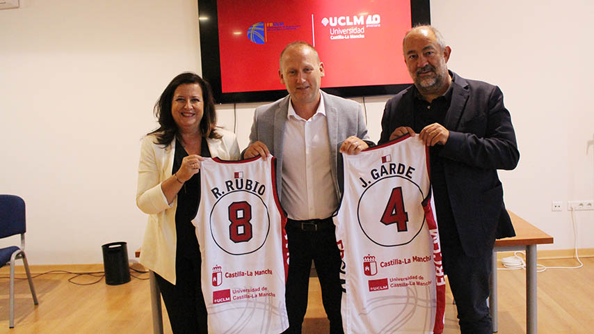 Firma del convenio entre la UCLM y la Federación de Baloncesto de Castilla-La Mancha.