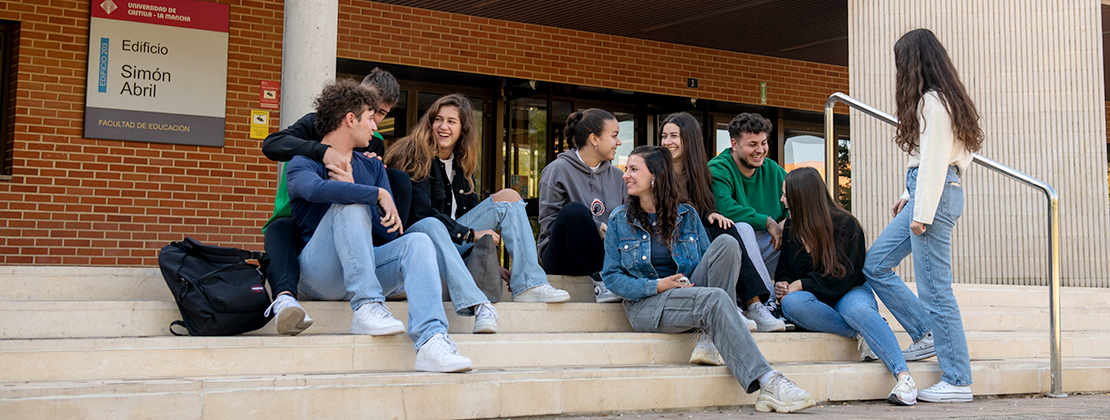 Un grupo de estudiantes en el acceso a la Facultad de Educación de Albacete