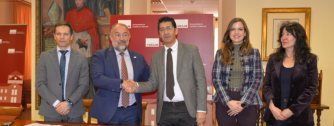 El rector y el vicepresidente segundo del Gobierno autonómico firman en Ciudad Real un convenio de colaboración