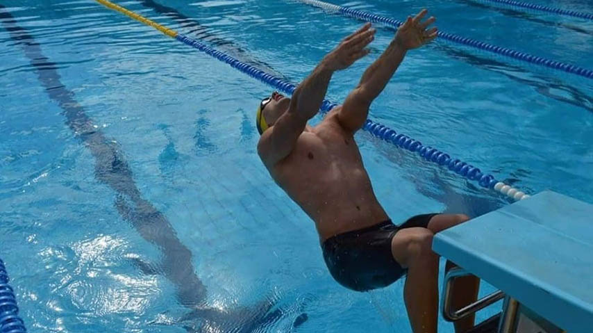 El nadador Pau Beltrán, tirándose a la p
